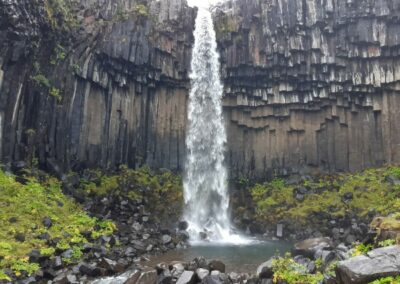 Escursione alla cascata Svartifoss nel Parco Naturale di Skaftafell (Islanda)