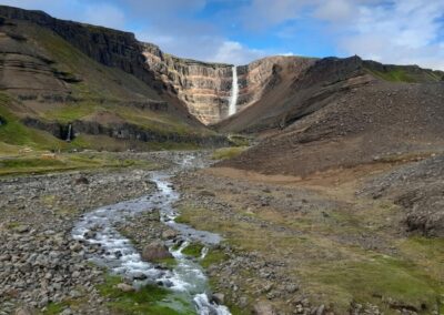 Escursione alla Cascata di Hengifoss (Islanda)